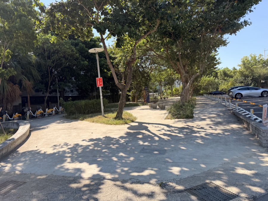 停車場旁的 YouBike 站與步道